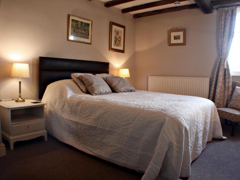 Room 6 - King Size with double shower ensuite - Accommodation Photo
